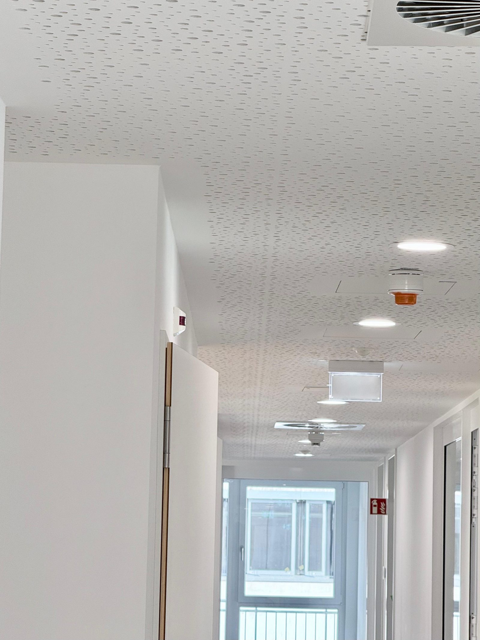 Perforierte Akustikdecke mit Deckenleuchten in einem Bürogebäude in Frankfurt